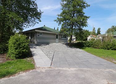 Detached waterfront bungalow - 27