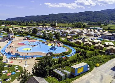 Tente safari sur un camping avec de nombreuses piscines - 2