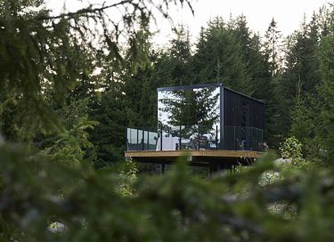 Breathtaking mirror house in Norway - 10