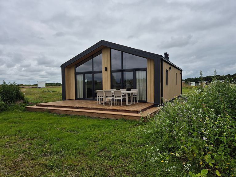 Quietly located chalet with covered porch - 1