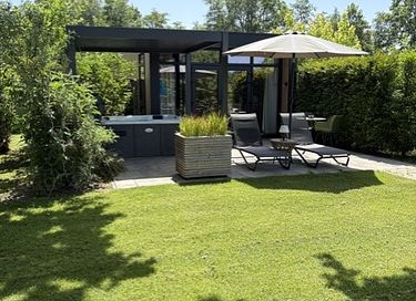 Luxe lodge met jacuzzi en sauna (2 personen)