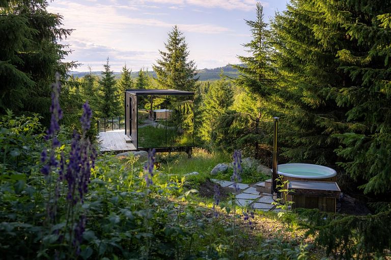 Breathtaking mirror house in Norway - 1