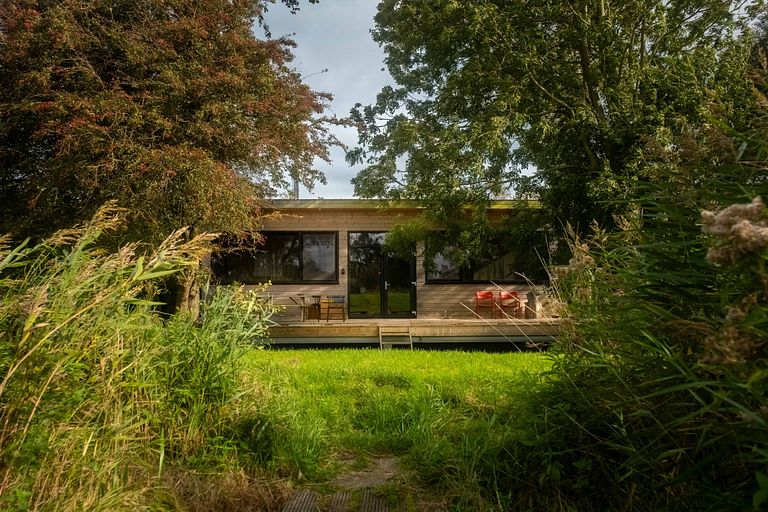 Lodge aan het water met eigen steiger - 1
