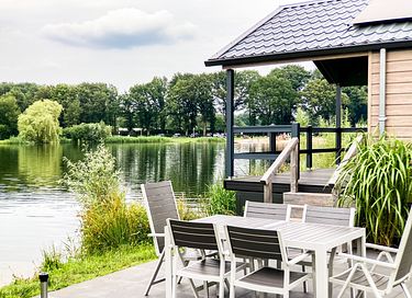 Lodge (6p) directement sur un étang à poissons