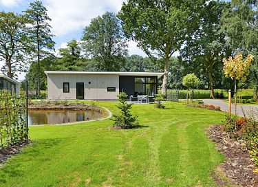 4-persoons lodge met een terras aan het water