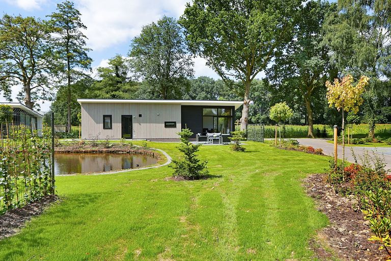 4-persoons lodge met een terras aan het water - 1