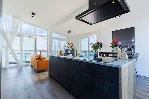 Penthouse on the beach with large balcony - 4