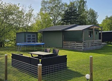 Lodge aus Holz mit eingezäuntem Garten in Deutschland