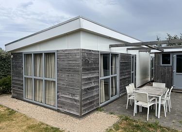 Tiny House met terras bij een mooi strand - 3