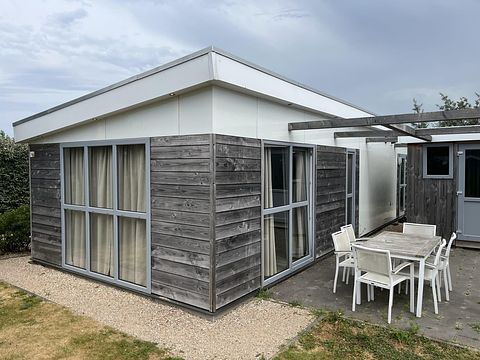 Tiny House met terras bij een mooi strand - 3