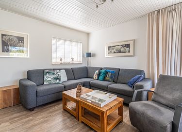 Moderne bungalow med indhegnet have - 2