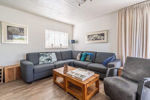 Moderne bungalow med indhegnet have - 2