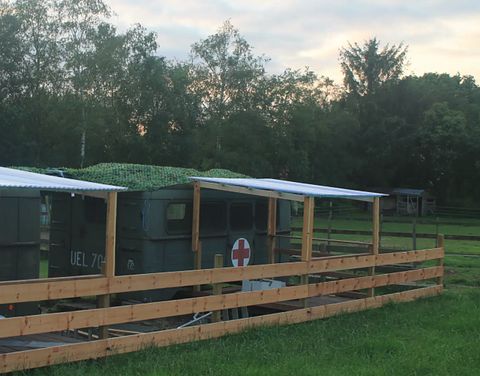 Omgebouwde leger operatiewagen in de natuur! - 2