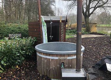 Uniek tiny house met hottub aan het water - 16