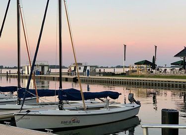 Moderne houseboot aan het Sneekermeer - 15