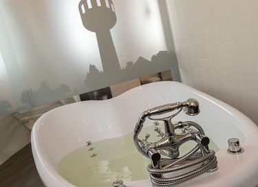 Spend the night in a romantic water tower - 9