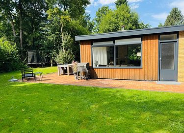 Sfeervol vakantiehuis nabij zwemmeer