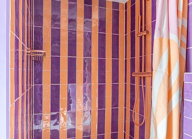 Stilvoll übernachten in einer violetten Oase - 27