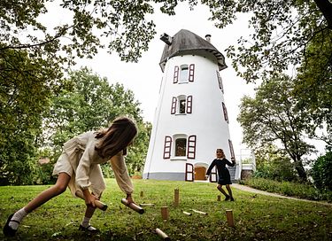 Historische molen (4p) in groene omgeving - 27