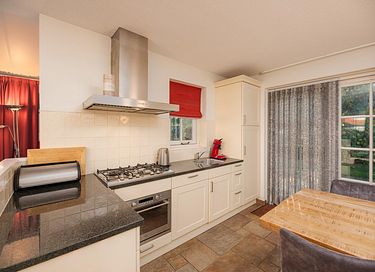 Vakantiehuis met trampoline en royale tuin - 9