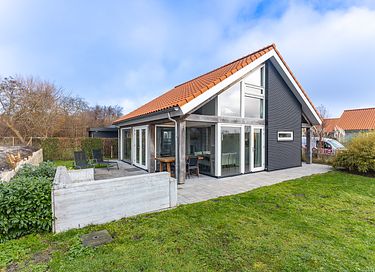 Holiday home with fenced garden (dog welcome)