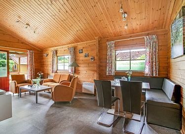 Houten huisje met veranda in de natuur - 4