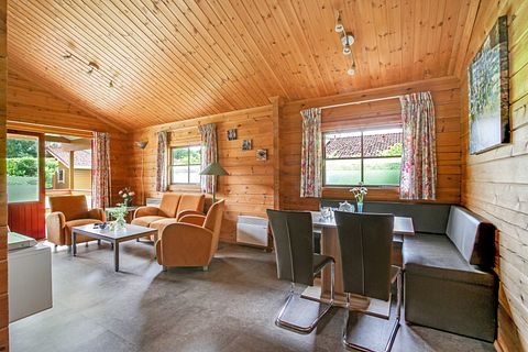Houten huisje met veranda in de natuur - 4