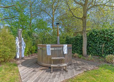 House with hot tub and outdoor shower - 2