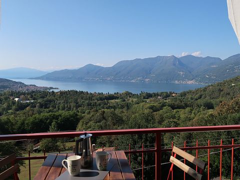 Groot vakantiehuis met uitzicht op een meer - 4