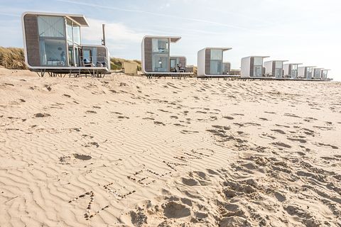 Modern strandhuis op het strand in Zeeland - 2