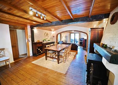 Chalet en bois au milieu de la forêt - 8