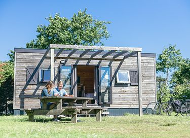 Knusse, houten cabin in de duinen