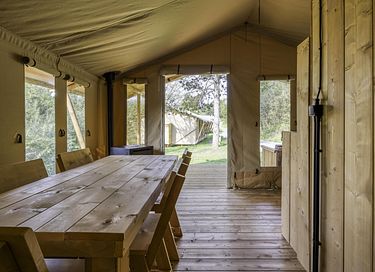Belle tente de glamping dans la forêt en France - 4