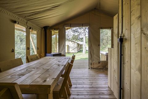 Belle tente de glamping dans la forêt en France - 4