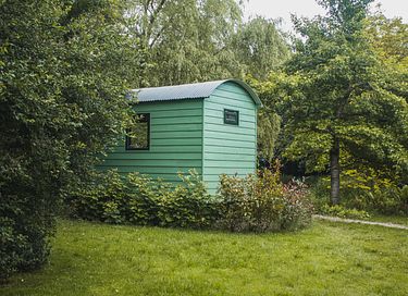 Handgefertigte Hirtenhütte in einem Parkgarten - 11