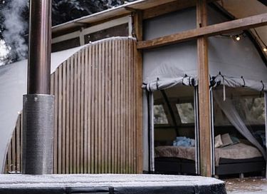 Luxuriöse Glampingzelt mit Badefass am Wasser - 15