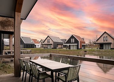 Ferienhaus (8p) mit Terrasse am Wasser