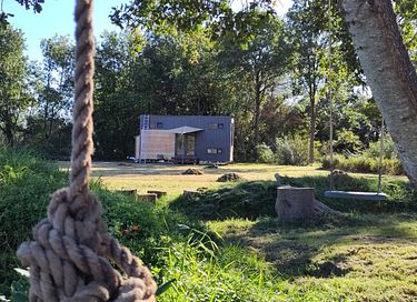 Kleines Haus auf Rädern in der Landschaft  - 22