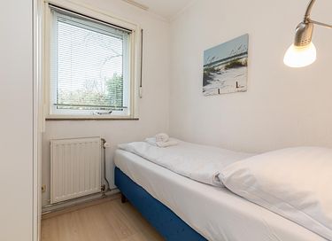 Vacation home near a large lake in Zeeland - 14