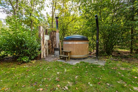 Wellness-Hütte mit Sauna und Whirlpool im Wald - 2