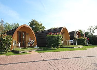 Ruime trekkershut (pod) op gezellige camping