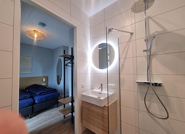 Spacious apartment overlooking the water - 13