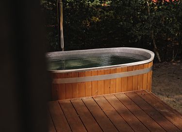Romantic mirror-themed cottage with a hot tub - 4
