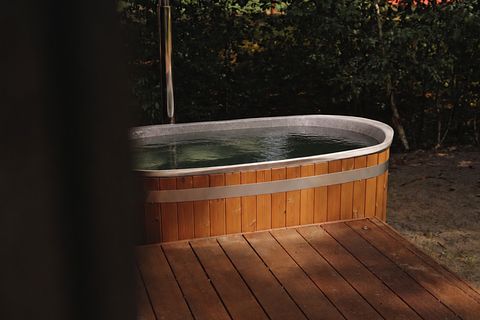 Romantic mirror-themed cottage with a hot tub - 4