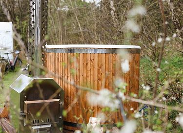 Tiny House umgeben von Wald und mit Whirlpool - 3