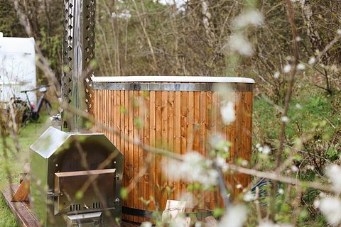 Tiny House umgeben von Wald und mit Whirlpool - 3