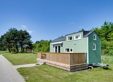 Kleurrijk tinyhouse met safari-slaaptent - 15