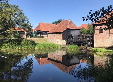 Hôtel de charme avec vue sur un moulin à eau