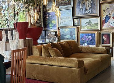 Artsy apartment with hot tub - 5