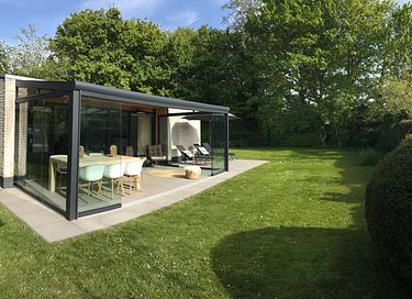 Moderne vakantiebungalow met serre (5p)